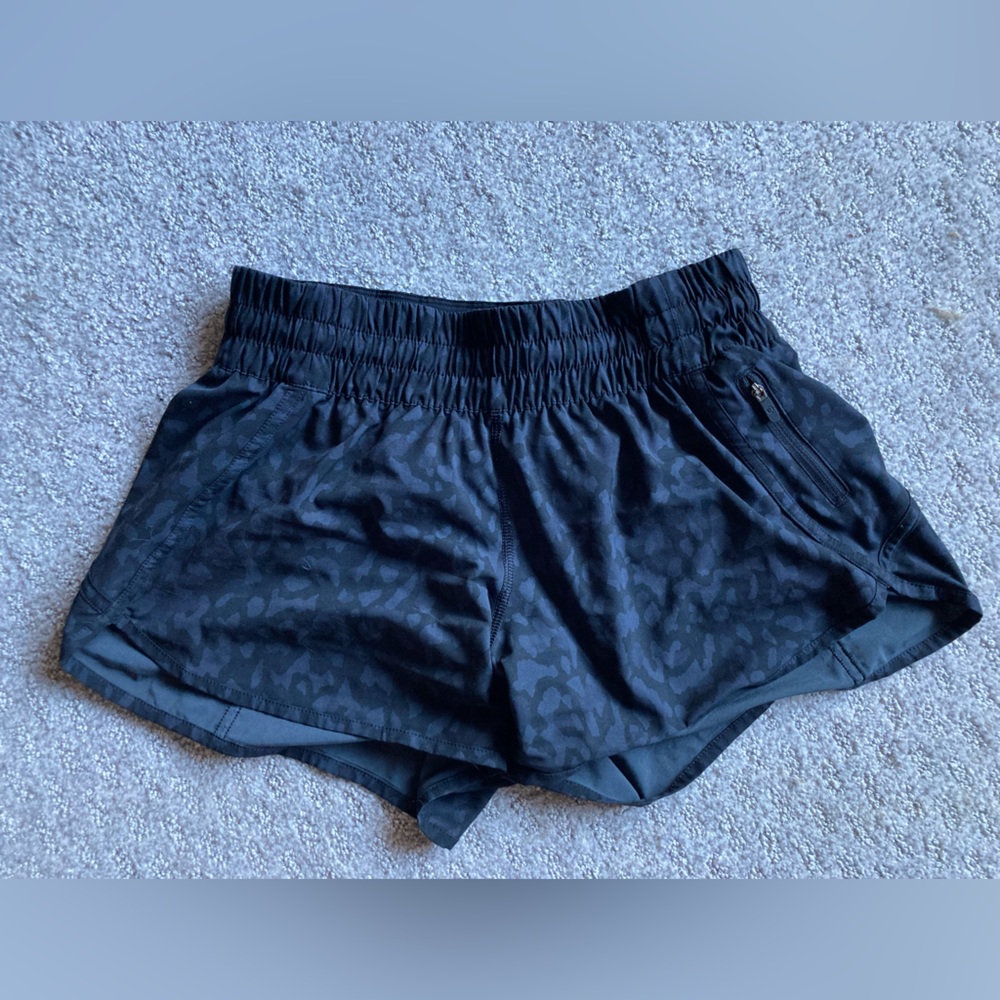 Lululemon - Tracker Short - Size 8